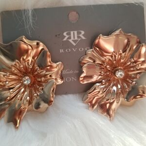 Elegant Earrings metal flower-shaped